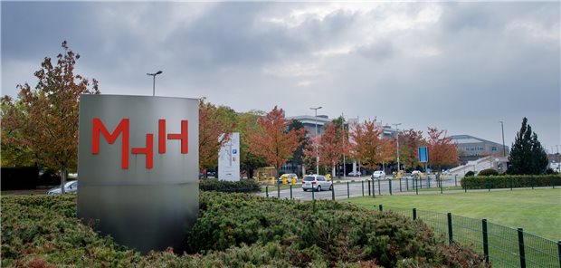 Die Medizinische Hochschule Hannover musste im vergangenen Jahr rund 13 Millionen Euro Verlust verbuchen. Ein großer Teil davon ist die tarifbedingte Sonderzahlung für die Mitarbeiter.