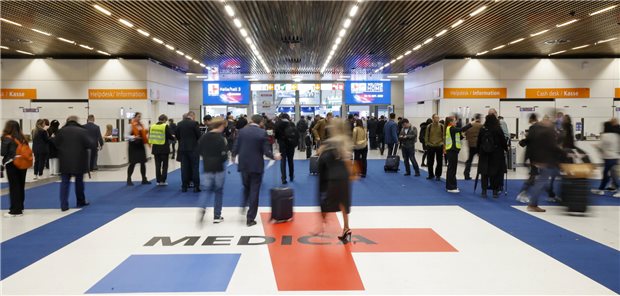 Menschen bei der Medizinmesse Medica in Düsseldorf.