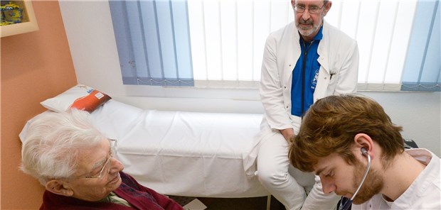 Junge Mediziner entdecken Landarztleben Die Medizinstudenten sollen in ihrer Praktikumszeit möglichst selbstständig Patienten betreuen.