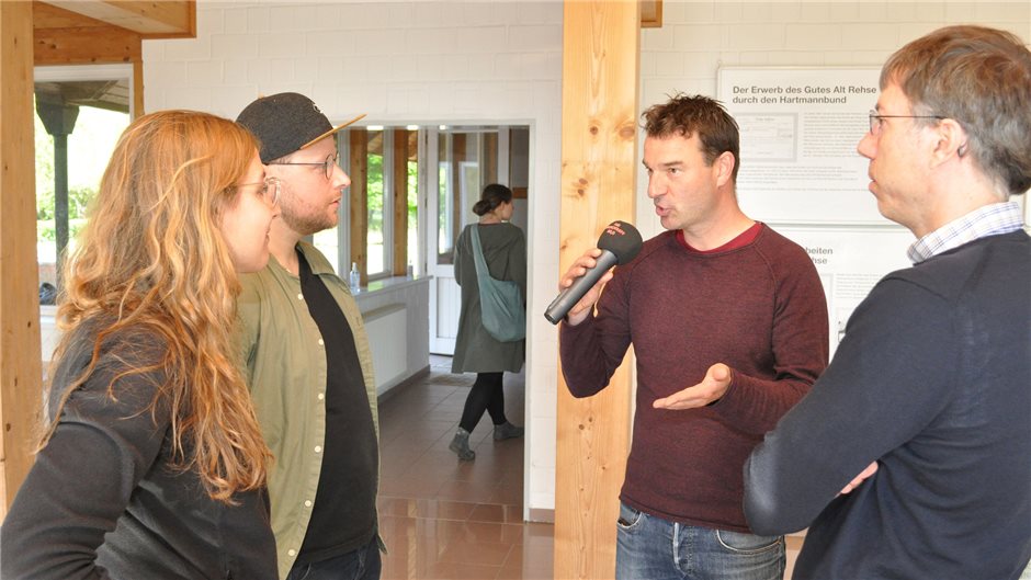 Die Medizinstudierenden Clara Schlittenhardt und Julian Bauer (links) werden von einem Medienprofi in die Produktion eines Podcasts eingewiesen. Rechts Historker Fabian Schwanzer.