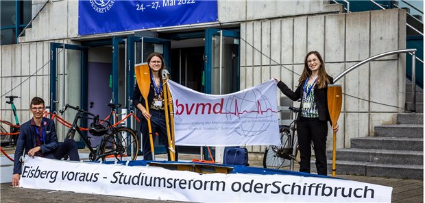 Was sich Medizinstudenten beim Ärztetag erhoffen Die Medizinstudierenden von der Bundesvertretung der Medizinstudierenden in Deutschland (BVMD) haben ein Faltboot mit zum Ärztetag nach Bremen gebracht - und ein Motto: „Eisberg voraus - Studienreform oder Schiffbruch“. (Von links: Tobias Henke, Melissa Seitz und Miriam Wawra)