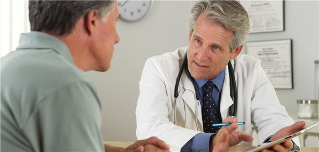 „Spende“ von Gesundheitsdaten: Große Akzeptanz bei Deutschen auch für kommerzielle Forschung Arzt spricht mit Patientem.