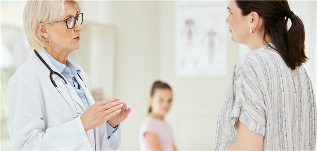 Eine Mutter und ihre Tochter im Gespräch mit einer Ärztin.