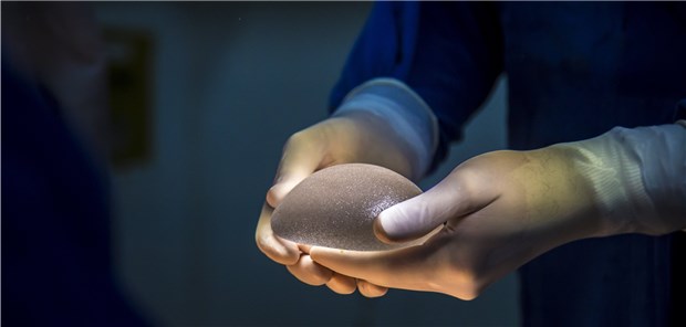 Brustimplantate als Ursache von Lymphomen? Die Mehrheit der vom BIA-ALCL betroffenen Frauen hatte Implantate mit rauer Oberfläche eingepflanzt bekommen.