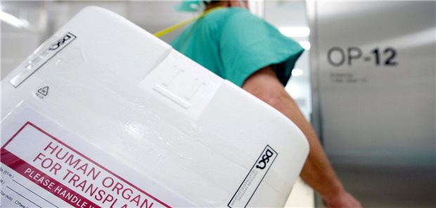 Die Meldung potenzieller Organspender durch die Kliniken hat in den vergangenen Jahren tatsächlich zugenommen. Doch damit eine Organspende auch realisiert werden kann wie hier, muss die Zustimmung des Spenders oder der Angehörigen vorliegen. Hier könnte das neue Online-Register durchaus helfen.
