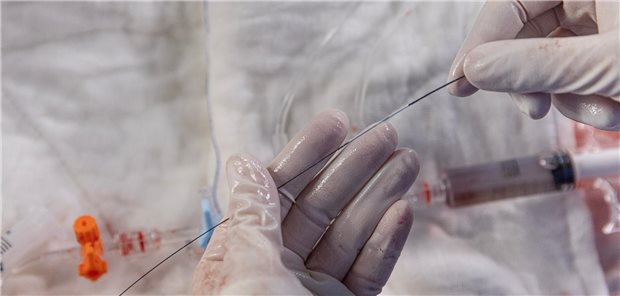 Arzt hält Kontrastmittel in einer Spritze in der Hand