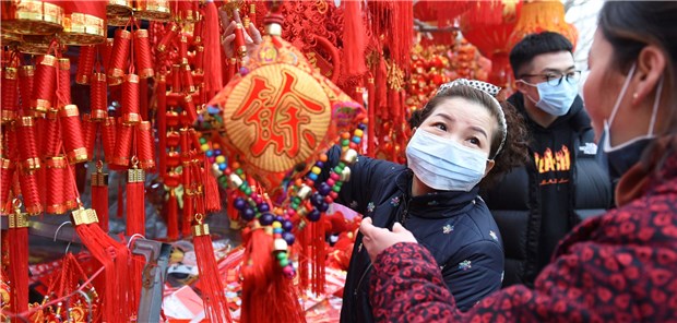China schottet 43 Millionen Menschen ab Die Menschen in China bereiten sich auf das anstehende Neujahrsfest vor: Auf einem Markt in Fuyang in der zentralchinesischen Provinz Anhui tragen Verkäufer und Käufer Mundschutz.