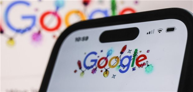 Auf einem Smartphone ist die Startseite von Google angewählt