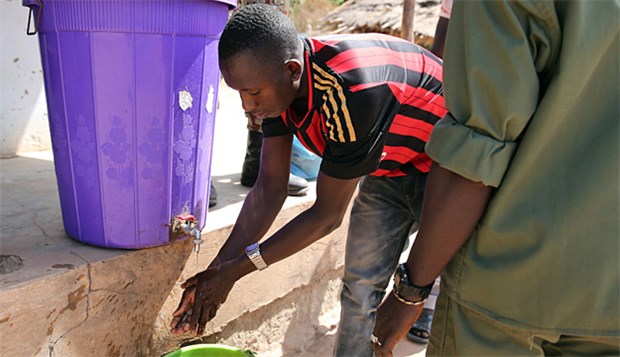 Ebola-Ausbruch geht auf Kleinkind zurück Die Menschen in Guinea versuchen mit Handdesinfektionen, einen weiteren Ebola-Ausbruch zu vermeiden.
