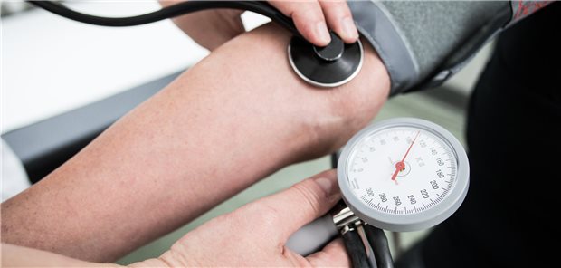 Bei einem Patienten wird der Blutdruck gemessen.