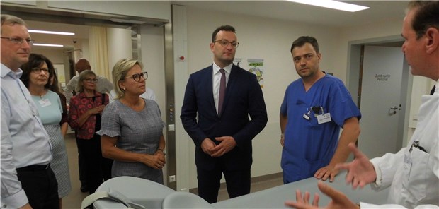Spahns nächste Baustelle wird die Klinik-Finanzierung Die Minister Barbara Klepsch und Jens Spahn beim Besuch des Städtischen Klinikums Dresden.