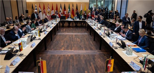 Die Ministerpräsidenten der Länder – hier bei ihrer Sitzung am Donnerstag in Berlin – haben sich mit dem Bund über Verfahren verständigt, wie Ärztinnen und Ärzte aus Staaten außerhalb der EU schneller anerkannt werden können.