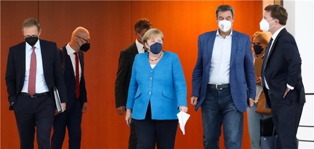 Die Ministerpräsidentenkonferenz wurde zu Unrecht gescholten, findet Medizinrechtler Professor Josef Franz Lindner. Im Bild zu sehen sind Michael Müller (SPD, l), Regierender Bürgermeister von Berlin und Vorsitzender der Ministerpräsidentenkonferenz, Bundeskanzlerin Angela Merkel (CDU), Markus Söder (CSU, 2.v.r), Ministerpräsident von Bayern, und weitere Teilnehmer nach einer Ministerpräsidentenkonferenz am 10. August.