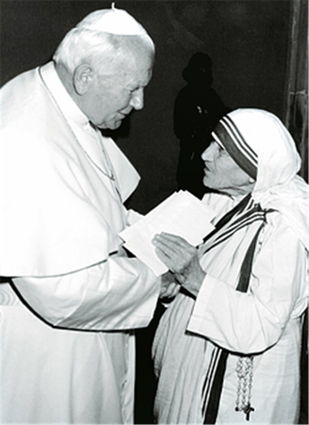 Den "Engel der Armen" plagten Glaubenszweifel Die "Missionarin der Nächstenliebe" bei einer Audienz von Papst Johannes II im Mai 1997.