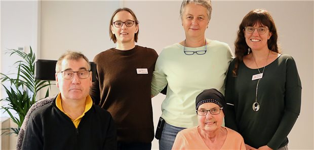 Caritas betritt mit Tageshospiz Neuland Die Mitarbeiterinnen Jane Kagermann, Petra Waßmer und Katja Rothe stehen im neu eröffneten Tageshospiz St. Vincent des Caritasverbandes hinter ihren ersten beiden Gästen, für die das Angebot eine wichtige Einrichtung in ihrer außergewöhnlichen Situation darstellt. Bislang konnten Sterbenskranke nur zwischen Unterbringung im Hospiz oder häuslicher Pflege wählen. Im Tageshospitz lässt sich beides kombinieren.