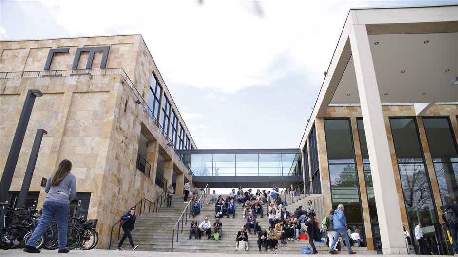 Die Mittagspause genießen die Besucherinnen und Besucher des DGIM-Kongresses auf...