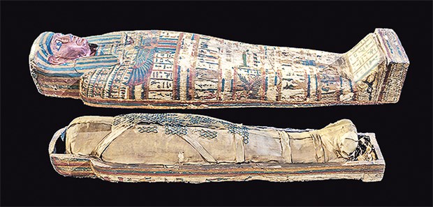 Mumien in neuem Licht Die Mumie von Ta-cheru, "die Syrerin", in Binden gehüllt und in ihren Sarkophag gebettet.