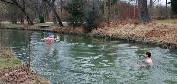 Trend Eisbaden: Bei 2,1 Grad in den Bach Die „Munich Hot Springs“ erleben den Kälteschock.