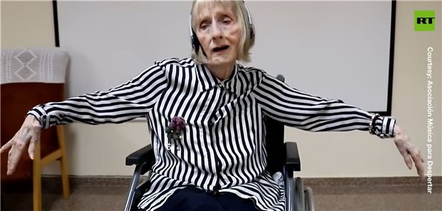 Martas letzter Tanz - eine Alzheimerpatientin erobert Youtube Die Musik weckte bei Marta Gonzalez offenbar Erinnerungen an ihre Zeit als professionelle Ballett-Tänzerin.