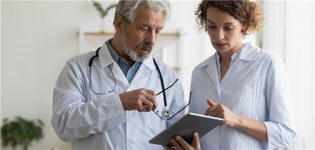 Die Musterweiterbildungsordnung sieht vor, dass der ausbildende Arzt seine Weiterbildungs-Kollegen anleiten und beaufsichtigen soll. Dadurch gehe aber ein Teil seiner Arbeitszeit für eigene abrechnungsfähige Behandlungen verloren, betont das Bundessozialgericht.