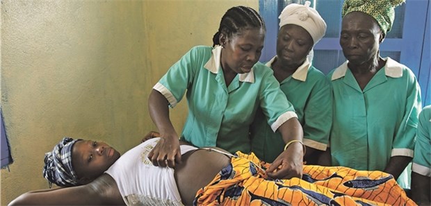 Werben für mehr "Frauenpower" in der Pflege Die Mutter-Kind-Gesundheit ist in Afrika ein neuralgischer Punkt. Die WHO plädiert für mehr Frauen in der Krankenpflege und Geburtshilfe.