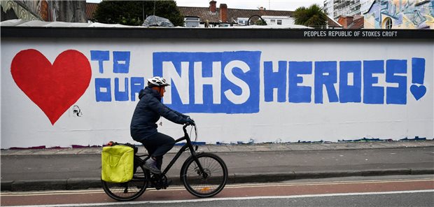 Von der Pandemie zur Pindemie Die NHS-Helden sind schon wieder gefordert. Sind sie doppelt geimpft, müssen sie – wegen des Personalmangels im NHS – nicht mehr zwangsläufig in Quarantäne, wenn sie Kontakt zu einem mit SARS-CoV-2-Infizierten hatten. Für andere Berufsgruppen gilt das nicht.