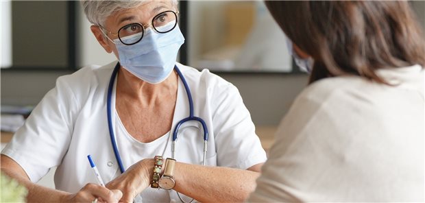 Die Nachfrage bei Nervenärzten und Psychotherapeuten ist seit der Pandemie weiter gestiegen. Diese fordern nun, Kurzinterventionen für die Akutversorgung einzuführen. (Symbolbild mit Fotomodellen)