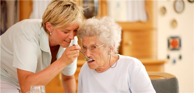 Die Nachfrage nach Pflegekräften ist anhaltend hoch. Auch die Anzahl ausländischer Berufsabschlüsse, die hierzulande anerkannt werden, nimmt stetig zu.