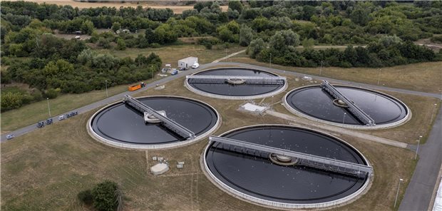 Die Nachklärbecken im Klärwerk Halle-Nord der Halleschen Wasser- und Stadtwirtschaft