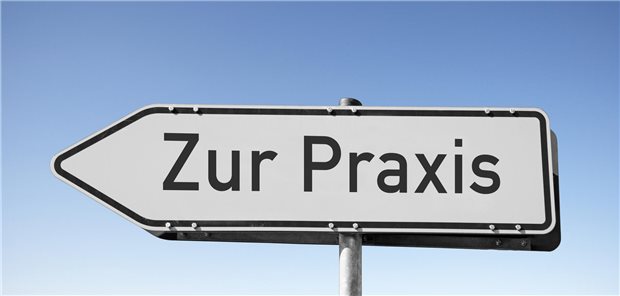 Pfeilförmiges Straßenschild mit der Aufschrift &quot;Zur Praxis&quot;, dass den Weg für Patienten weißt.