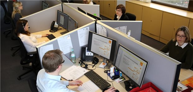 Die Neuorganisation der Terminservicestelle durch die KVBW – hier ein Blick in die hessische TSS – wird von der baden-württembergischen Landesregierung nicht goutiert. Die KVBW hält die isolierte Kritik an der 116117 für verfehlt.