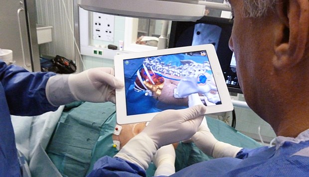 Mit iPad gegen Tumoren Die Niere im Visier: Der Urologe Professor Jens Rassweiler bei einer iPad-assistierten Nierenpunktion.