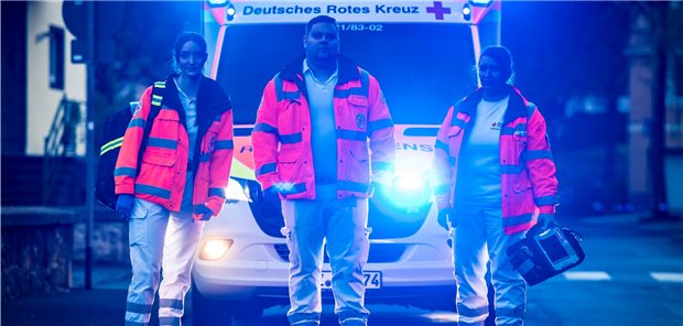 100 Jahre DRK: Vom Miteinander geprägt Die Notfallsanitäter des Deutschen Roten Kreuzes (DRK) Jana Leonhardt (l-r), Hendrik Porcher und Kerstin Märker nach einem Einsatz.