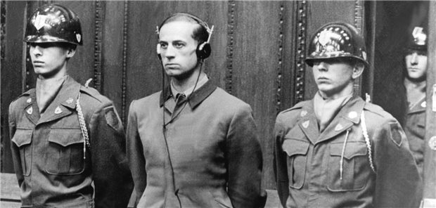 Die Nürnberger Ärzteprozesse – in der Mitte der zum Tode durch den Strang verurteilte Hauptangeklagte Karl Brandt, der persönliche Arzt Adolf Hitlers, – waren Hauptquelle für den Nürnberger Kodex, der potenzielle Gräueltaten ärztlicherseits an Patienten für die Zukunft verhindern helfen sollte.