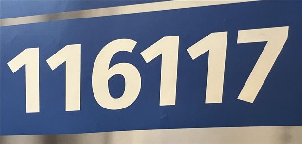 Blau Weisses Hinweis Plakat mit der Notrufnummer 116117 hängt  an der wand einer Arzt.Paxis in Hamburg