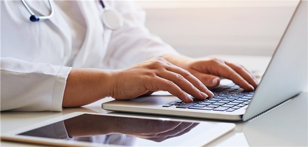 Digitalkompass für den Leitliniendschungel Arzt am Computer