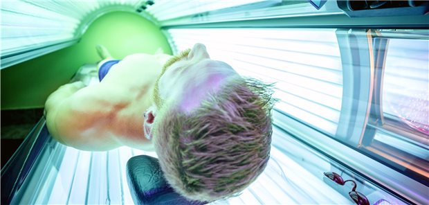 Solarien begünstigen multiple Melanome Die Nutzung von Solarien geht nach den Ergebnissen einer Fall-Kontroll-Studie mit einem ähnlich hohen Risiko für multiple Melanome einher wie dysplastische und atypische Nävi.