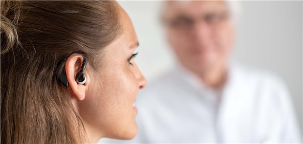 Mit Ohr-Sensoren COVID-19-Patienten überwachen Die Ohr-Sensoren messen Körpertemperatur, Sauerstoffsättigung des Blutes, Atemfrequenz und Puls.