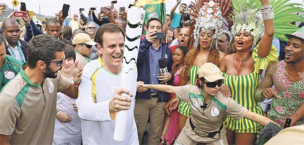 Die Kehrseite der Medaille Die Olympische Fackel auf dem Weg zu den Spielen.