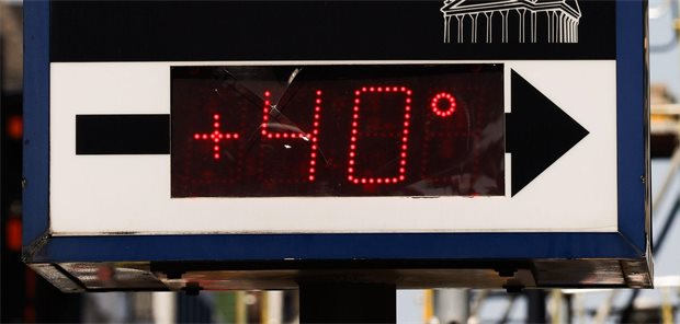 Besserer Schutz vor Hitzewellen: Gesundheitsorganisationen veröffentlichen Erklärung Thermometer neben einer Apotheke zeigt 40 Grad an