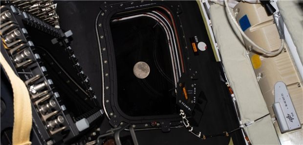 Die Orion-Kapsel bei der Aertemis II-Mission vor wenigen Wochen. Durch das Fenster sieht man den Mond und rechts an der Wand eins von vier M42-Strahlungsmess-Instrumenten.