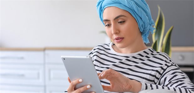Frau am Tablet