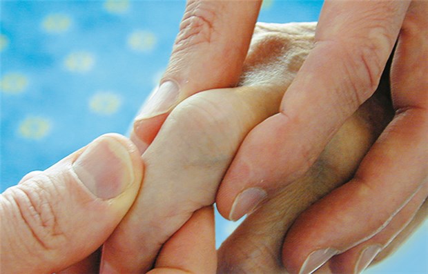 Rheumatiker warten immer noch zu lange auf eine Diagnose und eine innovative Therapie Die Palpation ist und bleibt ein wichtiges Diagnoseinstrument des Rheumatologen. © W. Bolten, Merckle Rheumatologie, 3. Auflage