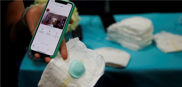 Wenn die Windel Fieber misst Die Pampers Lumi wird am Stand des Unternehmens Pampers vorgestellt. Die Pampers Lumi ist eine app-basierte Windel.