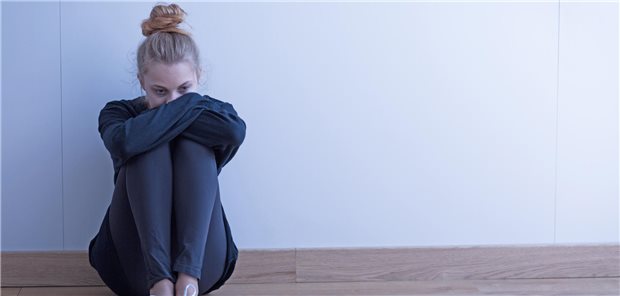 Psychische Erkrankungen bei Jugendlichen weiter hoch Mädchen sitzt vor einer Wand.