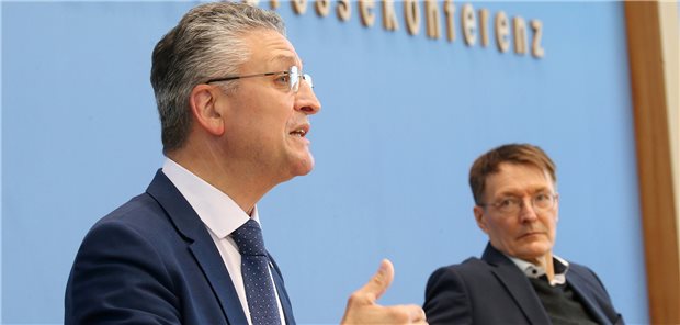 Lauterbach: Wir stehen ganz klar am Beginn einer neuen Corona-Welle „Die Pandemie ist noch nicht vorbei“: RKI-Chef Professor Lothar Wieler (l) und Gesundheitsminister Professor Karl Lauterbach (SPD) am Freitag bei der Bundespressekonferenz.