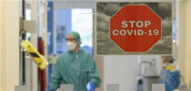 Klinikmitarbeiter in NRW: In Quarantäne und doch im Dienst Die Pandemie stellt Kliniken vor Herausforderungen. In einigen Häusern werden in der Not Mitarbeiter eingesetzt, die eigentlich in Quarantäne sein sollten. (Symbolbild)