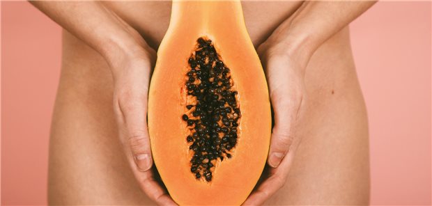 Die Papaya eignet sich aufgrund ihrer Form, Größe und Textur sehr gut als Modell der Gebärmutter.