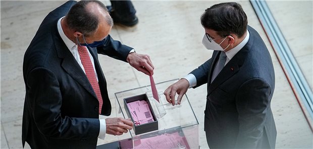 Gescheiterte Impfpflicht: Verschenkte Wochen Die Parlamentarier haben sich weder heute noch in den vergangenen Wochen in Sachen Impfpflicht rühmlich verhalten: Die Oppsition war wenig konstruktiv, die Ampelpolitiker agierten gerade am Ende hektisch, um die Gruppenanträge noch nachzubessern.