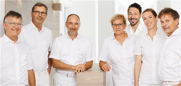 Die Partner der Hautmedizin Bad Soden (von links): Dr. Stefan Kalthoff, Dr. Stefan Rapprich, Dr. Ulrich Kühne, Dr. Isabel Fell, Dr. Dr. Hans Bayer, Dr. Marei Kirchmeir und Dr. Matthias Imhof.